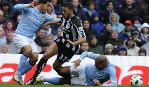 VIDEO: De Jong a comis-o din nou! Ben Arfa, scos pe targa, cu piciorul RUPT si masca de oxigen dupa un fault criminal