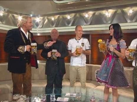 FOTO! Robben socheaza Olanda! A baut bere la TV in tricoul Germaniei alaturi de superbele Katy Perry si Milla Jovovich!