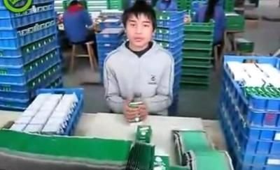 VIDEO: Speedy Gonzales e made in China! Uite cat de rapizi sunt chinezii la impachetat carti de joc!