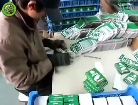 VIDEO: Uite cat de rapizi sunt chinezii la impachetat carti de joc! Oare cine ii poate intrece?