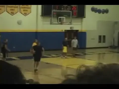 Uite cum te lasi de baschet! A primit o minge FIX in fata!