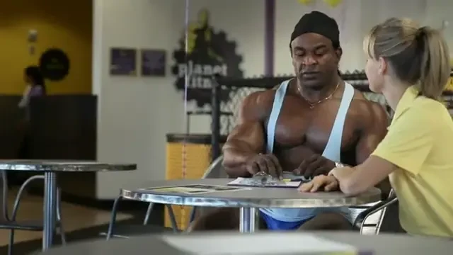 Prea multi steroizi? Vezi cum face un culturist cand semneaza contractul: