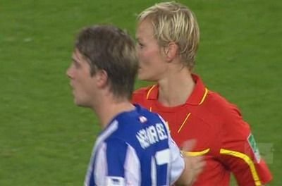VIDEO / Riscul meseriei! Un mijlocas de la Hertha a PIPAIT PE SANI o femeie arbitru: