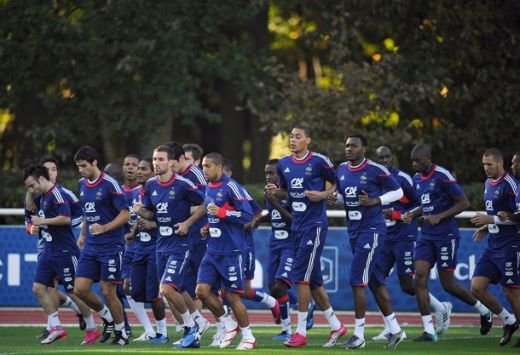 De ce au CANTAT Benzema si Diarra in fata VESTIARULUI inainte de meciul cu Romania!