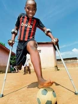VIDEO CUTREMURATOR! Fotbalul e bucuria lor! Vezi cum joaca echipa pustilor cu un singur picior din Sierra Leone!