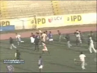 Socant: Arbitru calcat in picioare de suporteri, dupa ce a dat un cartonas rosu! VIDEO