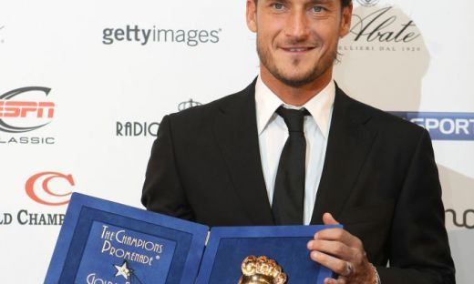 Mai tare decat Raul, Beckham sau Eto'o! Totti a primit trofeul Golden Foot_2