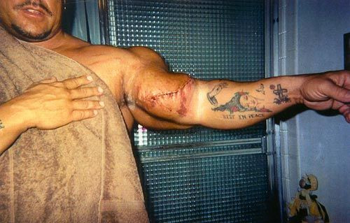 NU E TRUCAJ! EL este omul cu cei mai mari BICEPSI din lume! VEZI cati cm are:_2