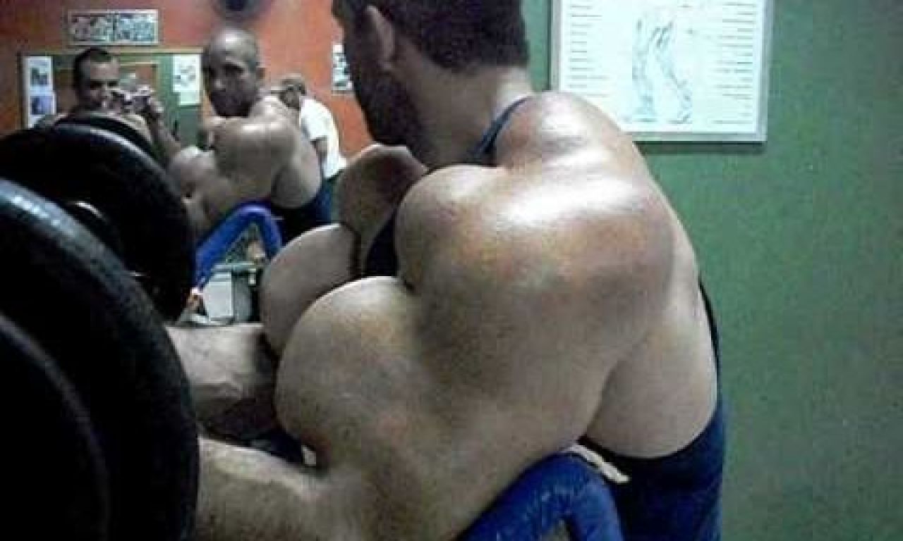 NU E TRUCAJ! EL este omul cu cei mai mari BICEPSI din lume! VEZI cati cm are:_1