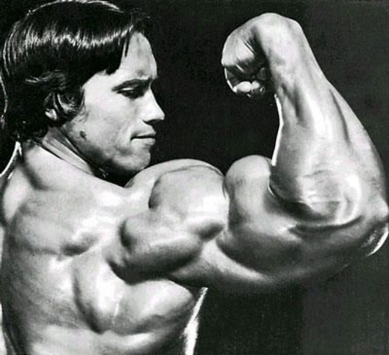 NU E TRUCAJ! EL este omul cu cei mai mari BICEPSI din lume! VEZI cati cm are:_4