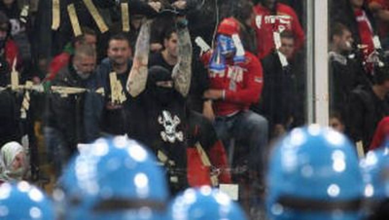 VIDEO / Scene INCREDIBILE in Italia! Sarbii au aruncat cu petarde si fumigene! Meciul Italia - Serbia a fost SUSPENDAT:_1