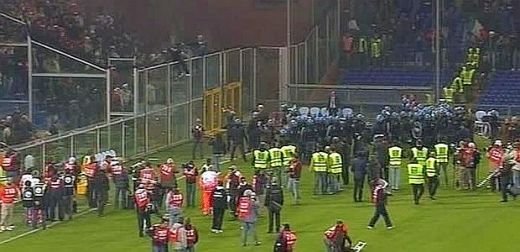 VIDEO / Scene INCREDIBILE in Italia! Sarbii au aruncat cu petarde si fumigene! Meciul Italia - Serbia a fost SUSPENDAT:_2