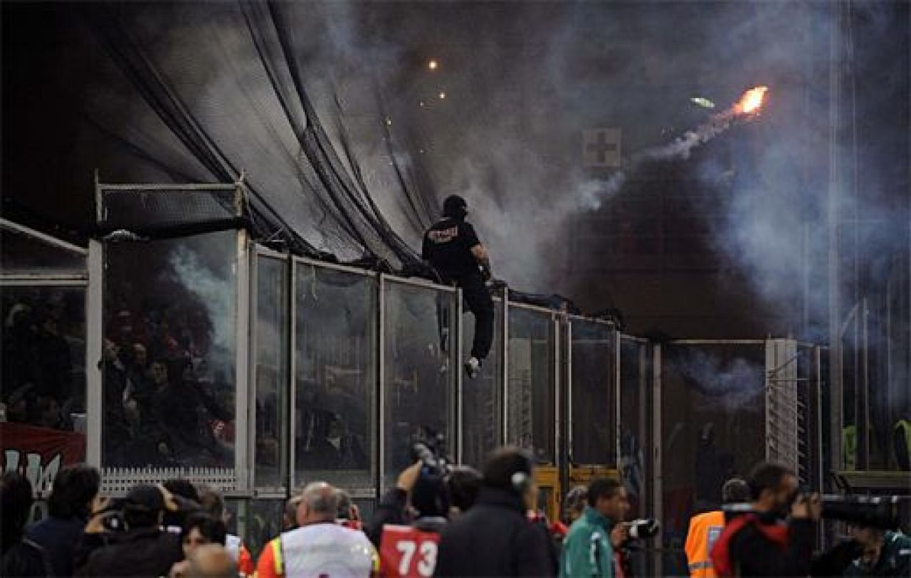 VIDEO / Scene INCREDIBILE in Italia! Sarbii au aruncat cu petarde si fumigene! Meciul Italia - Serbia a fost SUSPENDAT:_3