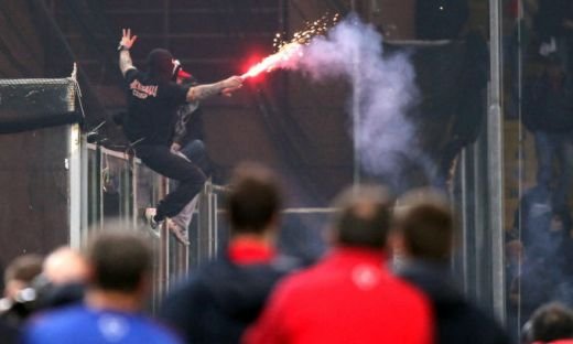 VIDEO / Scene INCREDIBILE in Italia! Sarbii au aruncat cu petarde si fumigene! Meciul Italia - Serbia a fost SUSPENDAT:_4