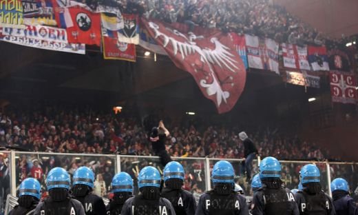 VIDEO / Scene INCREDIBILE in Italia! Sarbii au aruncat cu petarde si fumigene! Meciul Italia - Serbia a fost SUSPENDAT:_8