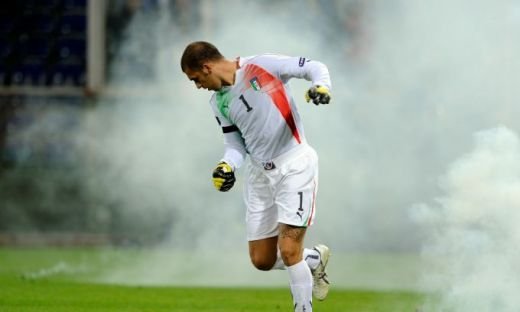 VIDEO / Scene INCREDIBILE in Italia! Sarbii au aruncat cu petarde si fumigene! Meciul Italia - Serbia a fost SUSPENDAT:_9