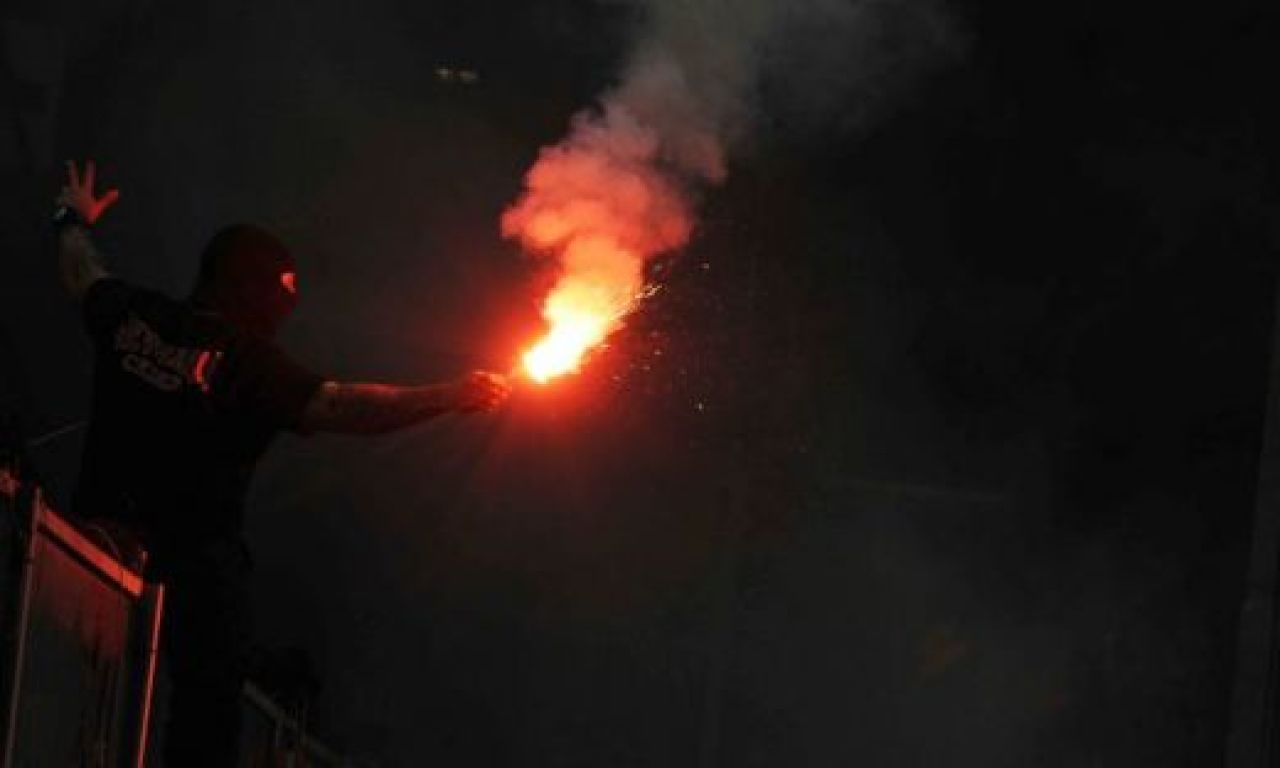 VIDEO / Scene INCREDIBILE in Italia! Sarbii au aruncat cu petarde si fumigene! Meciul Italia - Serbia a fost SUSPENDAT:_17