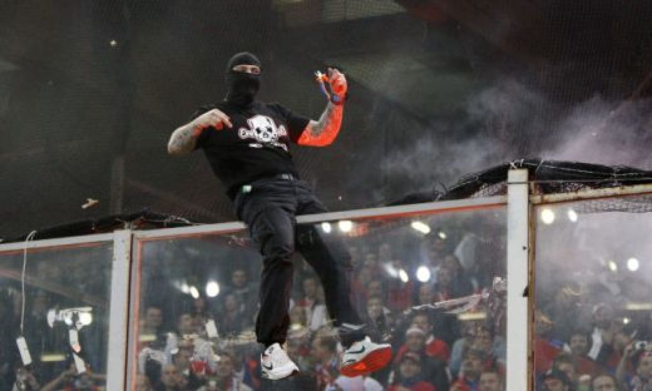 VIDEO / Scene INCREDIBILE in Italia! Sarbii au aruncat cu petarde si fumigene! Meciul Italia - Serbia a fost SUSPENDAT:_20