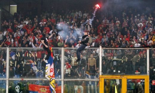 VIDEO / Scene INCREDIBILE in Italia! Sarbii au aruncat cu petarde si fumigene! Meciul Italia - Serbia a fost SUSPENDAT:_21