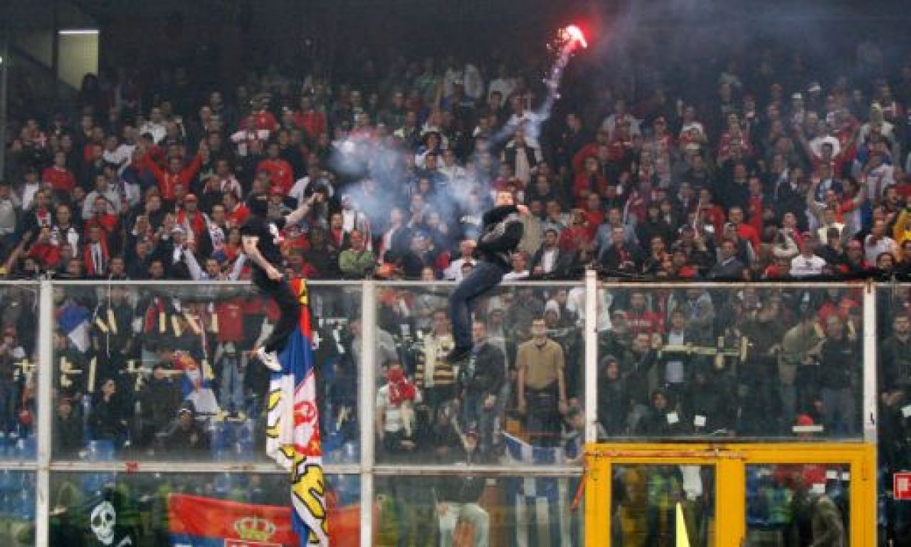 VIDEO / Scene INCREDIBILE in Italia! Sarbii au aruncat cu petarde si fumigene! Meciul Italia - Serbia a fost SUSPENDAT:_21