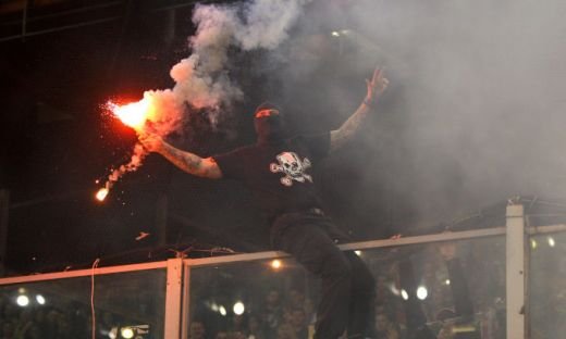 VIDEO / Scene INCREDIBILE in Italia! Sarbii au aruncat cu petarde si fumigene! Meciul Italia - Serbia a fost SUSPENDAT:_24