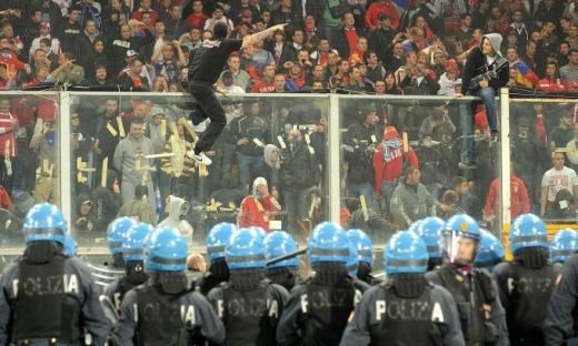 VIDEO / Scene INCREDIBILE in Italia! Sarbii au aruncat cu petarde si fumigene! Meciul Italia - Serbia a fost SUSPENDAT:_25