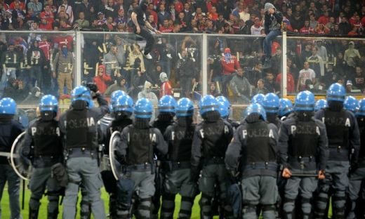 VIDEO / Scene INCREDIBILE in Italia! Sarbii au aruncat cu petarde si fumigene! Meciul Italia - Serbia a fost SUSPENDAT:_28