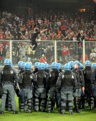 VIDEO / Scene INCREDIBILE in Italia! Sarbii au aruncat cu petarde si fumigene! Meciul Italia - Serbia a fost SUSPENDAT:_30