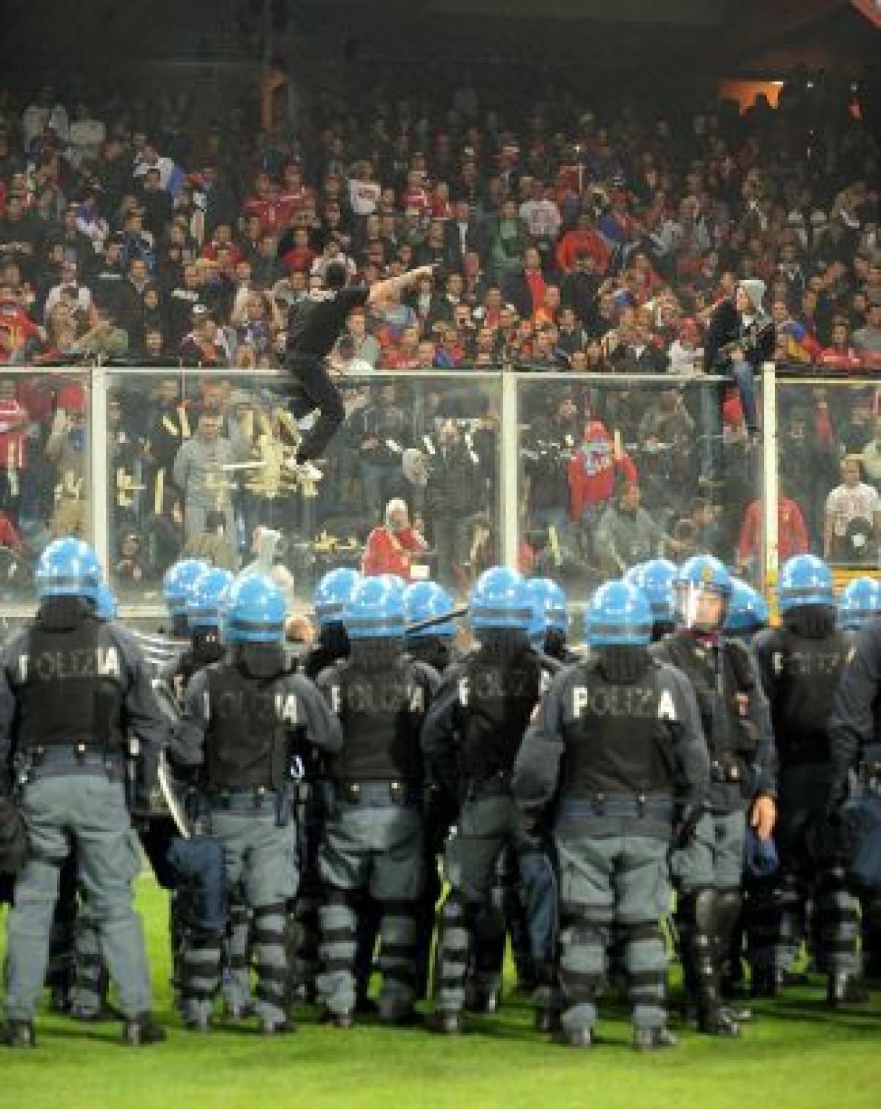 VIDEO / Scene INCREDIBILE in Italia! Sarbii au aruncat cu petarde si fumigene! Meciul Italia - Serbia a fost SUSPENDAT:_30