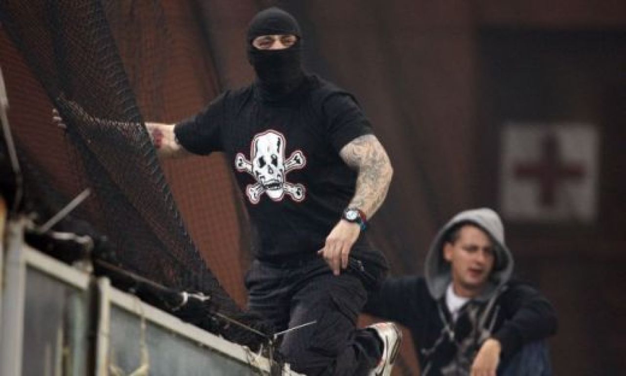 VIDEO / Scene INCREDIBILE in Italia! Sarbii au aruncat cu petarde si fumigene! Meciul Italia - Serbia a fost SUSPENDAT:_33