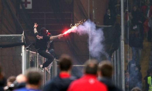 VIDEO / Scene INCREDIBILE in Italia! Sarbii au aruncat cu petarde si fumigene! Meciul Italia - Serbia a fost SUSPENDAT:_37