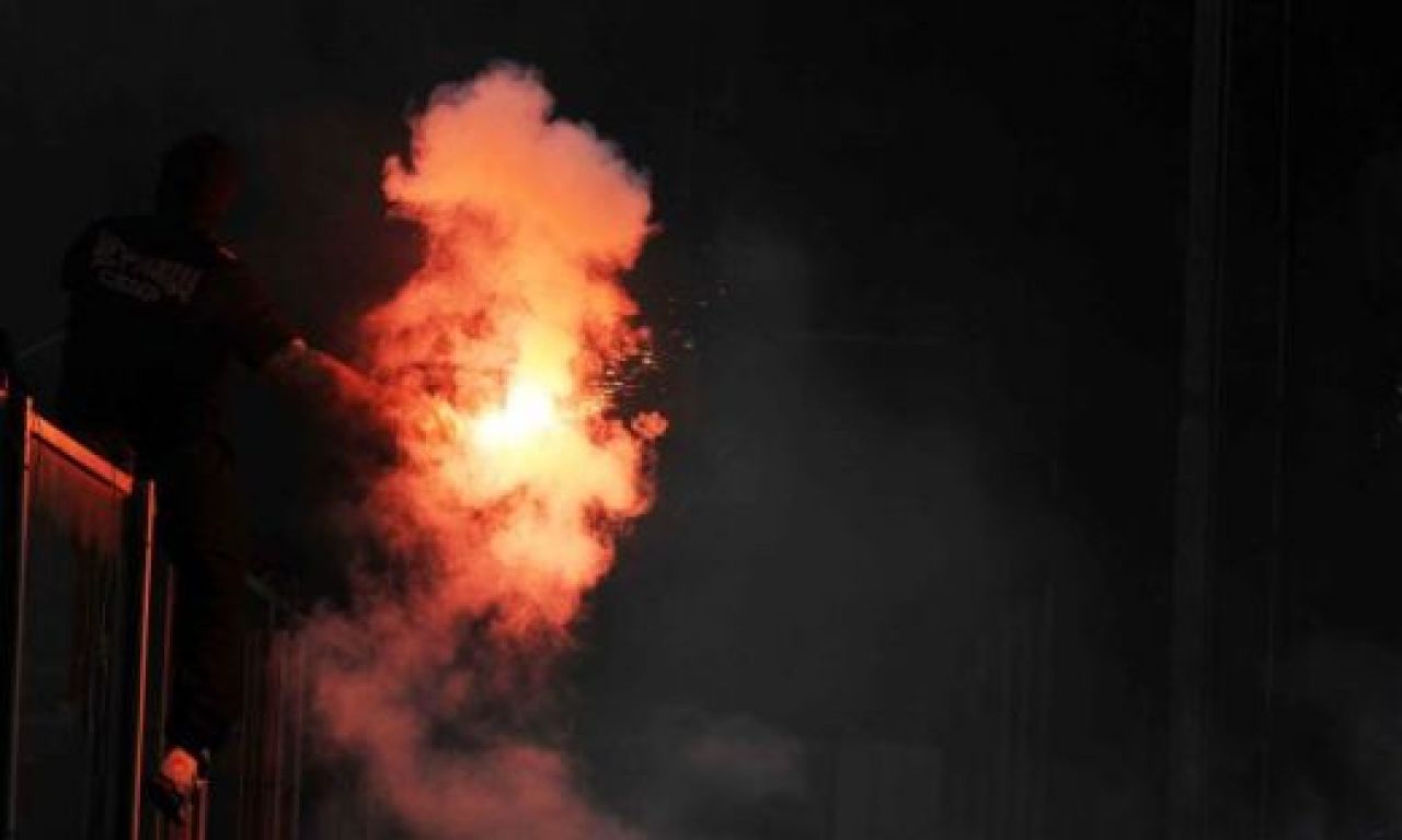 VIDEO / Scene INCREDIBILE in Italia! Sarbii au aruncat cu petarde si fumigene! Meciul Italia - Serbia a fost SUSPENDAT:_41