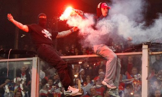 VIDEO / Scene INCREDIBILE in Italia! Sarbii au aruncat cu petarde si fumigene! Meciul Italia - Serbia a fost SUSPENDAT:_42