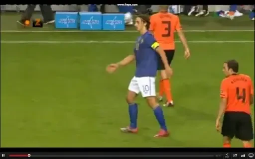 Ibrahimovic la un pas de bataie cu Van Bommel! Vezi cum a sutat in el!