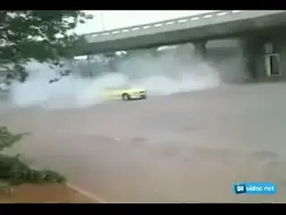 VIDEO SOCANT! Cum sa dea peste tine masina pe care tocmai TU o conduci!