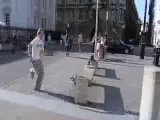 VIDEO Parkour INCREDIBIL! Cum sa escaladezi cladirea pana la etajul trei in TREI pasi...