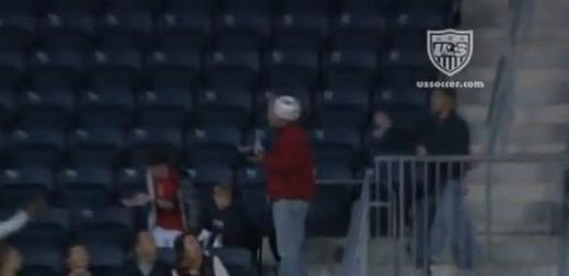VIDEO! I-a prins una in cap de i-a zburat hot dog-ul din mana! O jucatoare de fotbal a luat la tinta un suporter :))