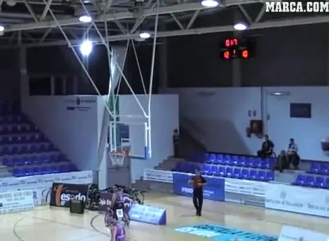 Fantastic: A dat cos in ultima secunda de la peste 20 de metri, chiar daca era intr-un scaun cu rotile! VIDEO