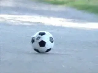 VIDEO! Nu stii cum sa-ti pui adversarul in cap? Cea mai tare FARSA pe care o poti face cu o minge de fotbal! :))