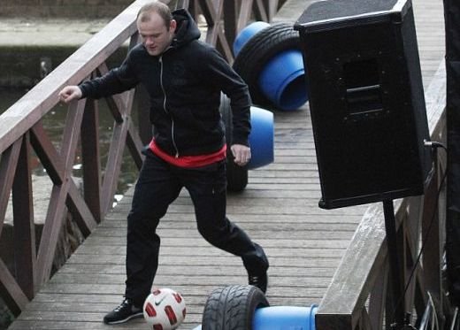 Scandal cu Ferguson! E Rooney accidentat? NU! Vezi cum dribleaza BUTOAIE pe un pod! SUPER VIDEO!