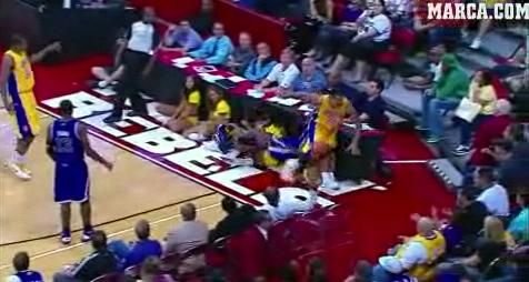 SOCANT! O majoreta de la Lakers, STRIVITA de un jucator de peste 100 de kg!! VIDEO