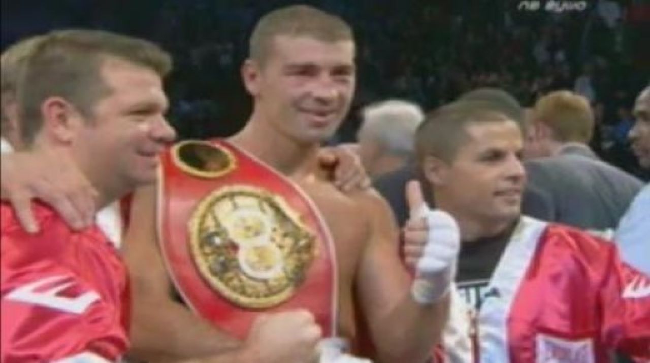 VIDEO Bute ramane campion mondial: l-a facut KO pe Brinkley in runda a 9-a! VEZI IMAGINI!_1