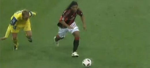 Ronaldinho e ZEU! Vezi ce minunatie de dribling cu calcaiul a inventat in meciul cu Chievo! VIDEO