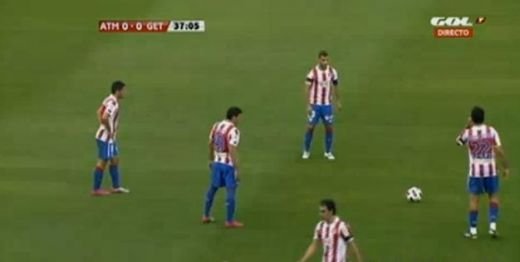 Imposibil de aparat! Magicianul Simao a inscris un gol NEBUN din lovitura libera!