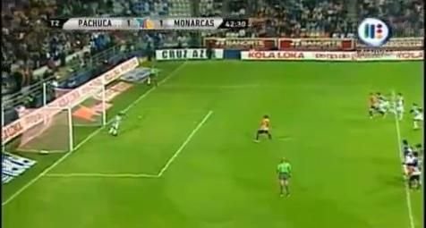 VIDEO UIMITOR! Asa ceva se intampla o data in viata! Un mijlocas a reusit sa apere un penalty!