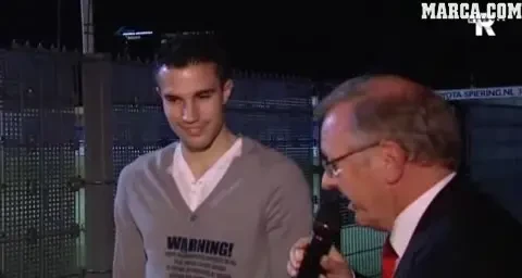 VIDEO Van Persie atrage accidentarile! Vezi ce a patit un pusti care il tinea de mana! :))