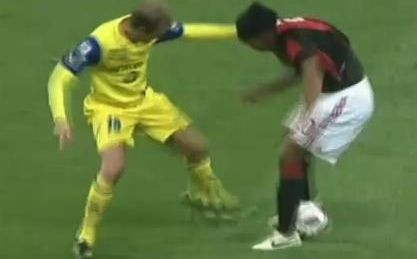 DRIBLINGUL reusit de Ronaldinho a aruncat netul in aer! Fanii fac petitie sa fie bagat in FIFA 2012! :)