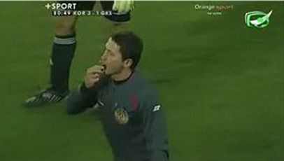 VIDEO INCREDIBIL! Dupa Steaua - Napoli, inca un arbitru polonez face praf un meci! A OPRIT meciul in minutul 80!!!