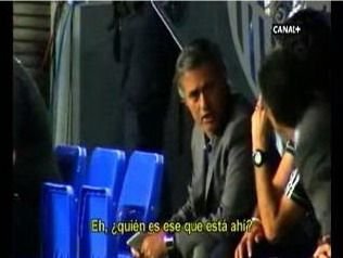 VIDEO SPECIAL SHOW! Te-ai intrebat ce zice Mourinho cand sta pe banca? Vezi cum l-a luat la rost pe arbitrul de rezerva! :))