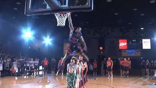 VIDEO El e ZEU la slam dunk! A bagat-o in COS dupa ce a sarit peste SAPTE oameni!